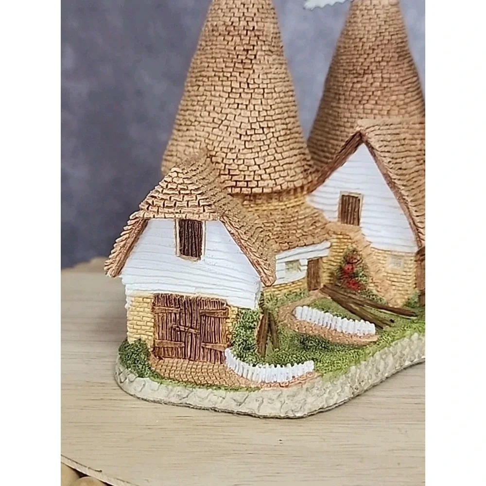 David Winter Triple Oast House by John Hine 1981 Figurine‎ Cottages